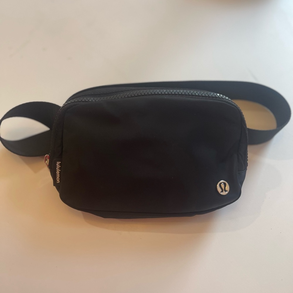 Everywhere belt bag 1L. Black